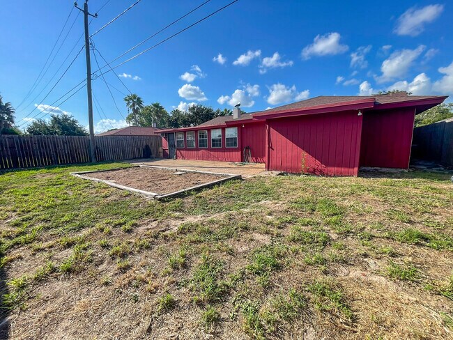 Building Photo - 806 Alhambra Dr