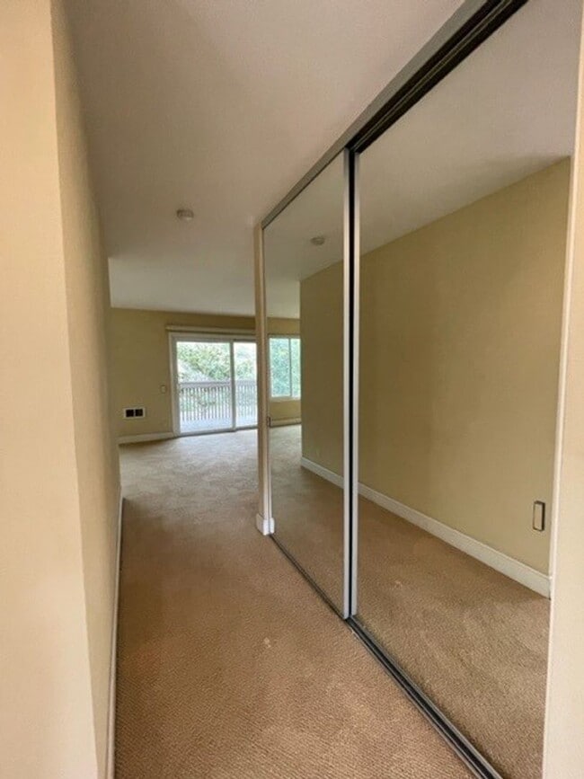 Building Photo - 2 bedroom, 2 bath top floor condo in La Jolla