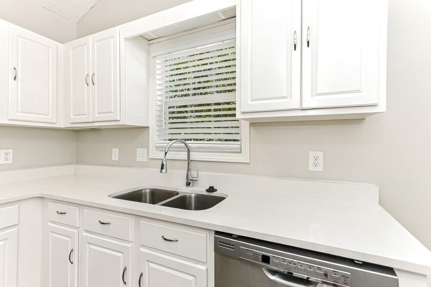 Building Photo - 5539 Princeton Oaks Ln