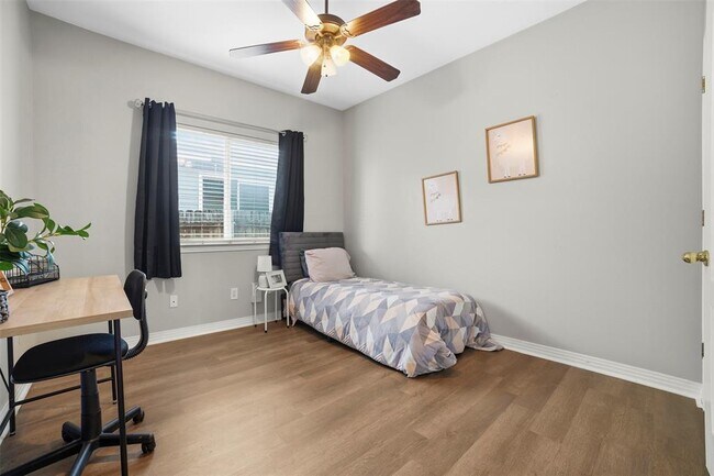 Building Photo - 409 E Austin Ave