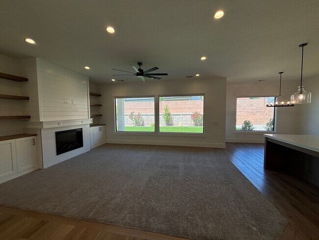 Building Photo - Beautiful 5 bed | 4 Bath | 3 Car Garage