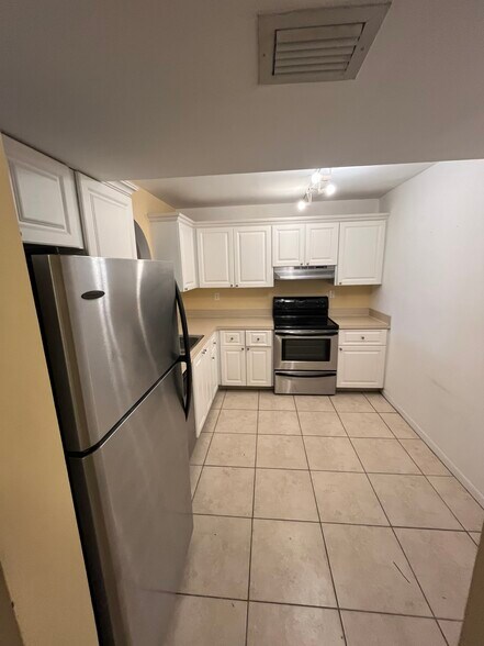 Building Photo - 711 N Pine Island Rd