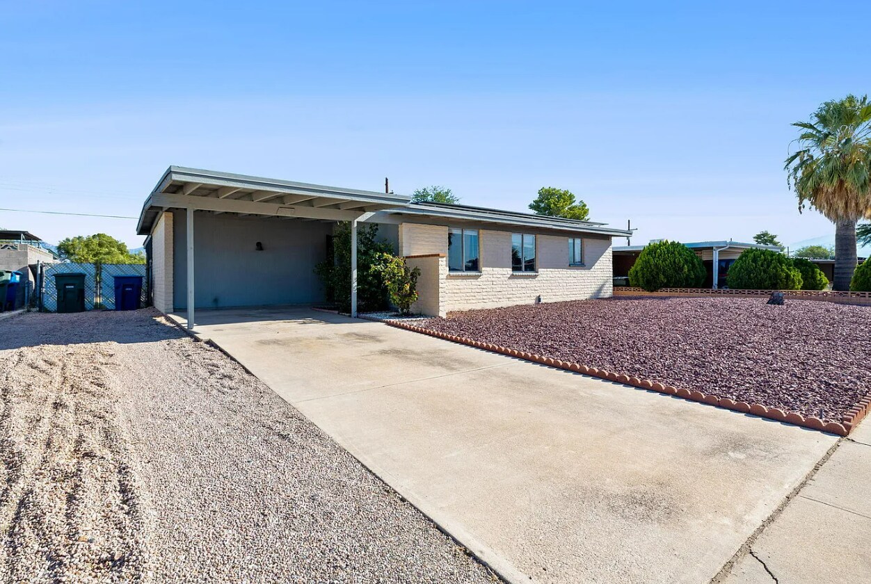 Building Photo - 8001 E Nicaragua Dr