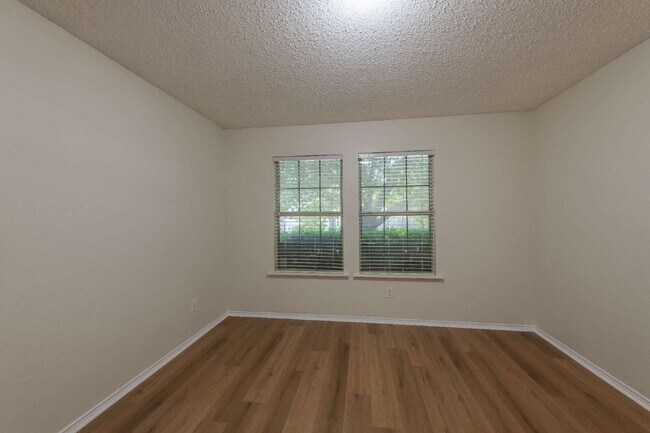 Building Photo - Great Location!