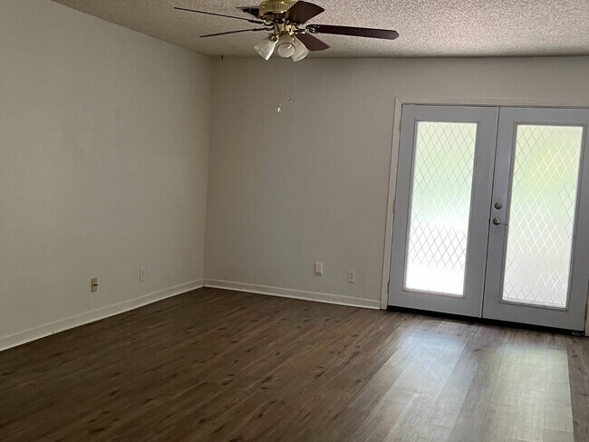 Building Photo - 538 Camelot Dr