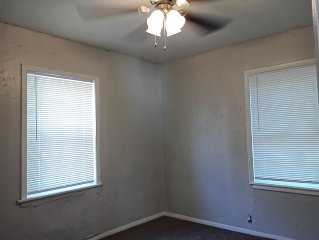 Building Photo - Close to shopping Centers!