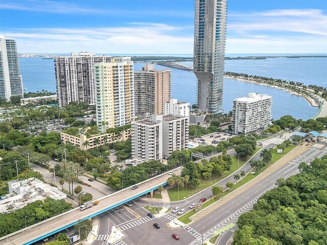 Building Photo - 2501 Brickell Ave