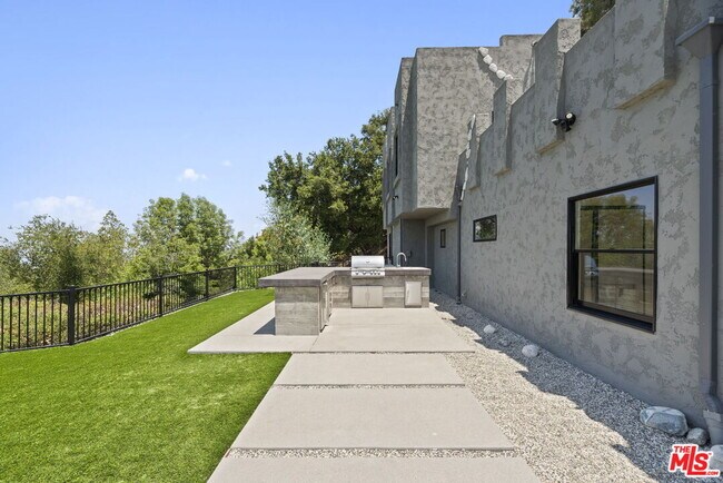 Building Photo - 15851 Mulholland Pl