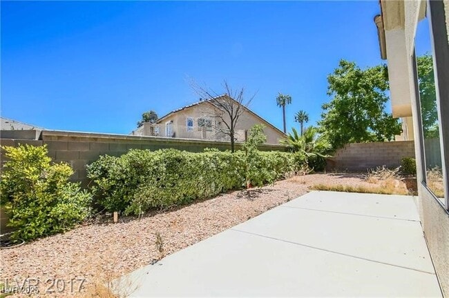 Building Photo - 348 Lakewood Garden Dr