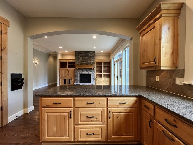 Building Photo - Luxury 5 Bedroom Home with Soaking Tub, Chef’s Kitchen & Expansive Primary Suite