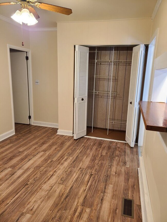 Building Photo - Spacious 2 Bedroom Home with possible 3rd bedroom or office space!