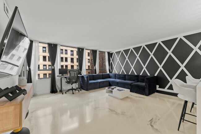 Building Photo - 201 E Chestnut St