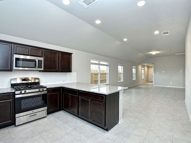 Building Photo - 3 BR / 2 BA - 1533 SF in Bastrop - Close t...