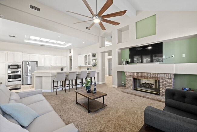 Building Photo - CLEAN 3 BEDROOM / 2 BATHROOM IN SEVEN OAK!...