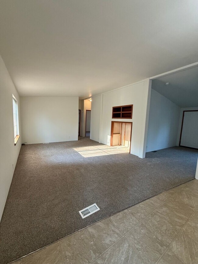 Building Photo - SPIRIT LAKE HOME (P#440)