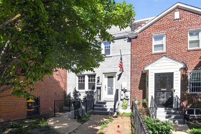 Building Photo - 847 20th St NE