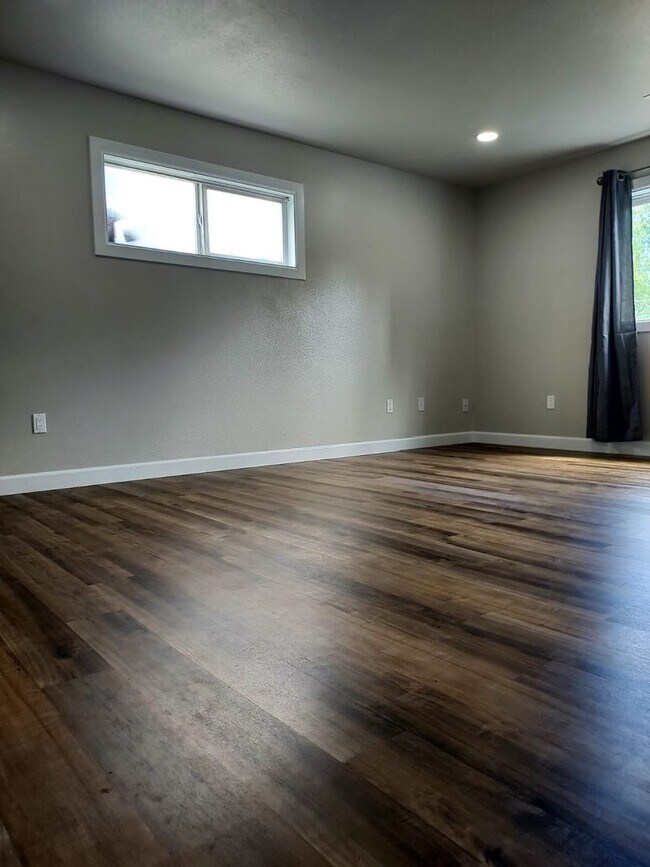 Building Photo - 2 Story Remodeled Single-Family Home in Po...