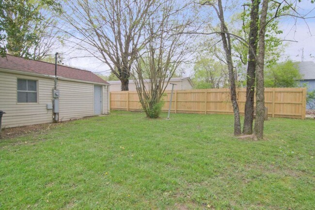 Building Photo - Knoxville 37917 - 2 bedroom, 1 bath home - Contact Susan Niedergeses (865) 300-4722