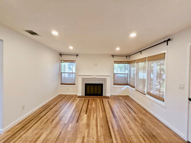Living Room - 5029 Barrett Ave