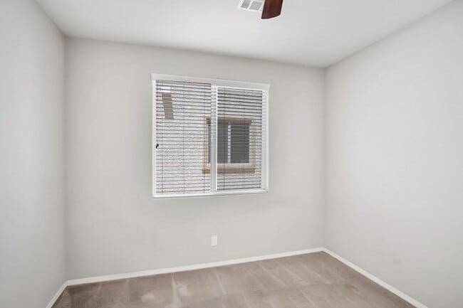 Building Photo - 4 Bed, Beauty With First Floor Bed And Full Bath