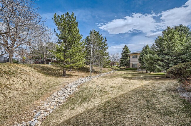 Building Photo - 2 Bed, 2 bath in Quiet Community. New HVAC, New Flooring. Community pool and clubhouse access inc...