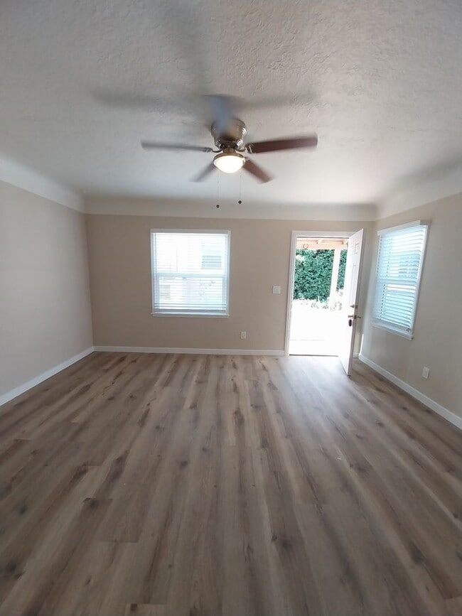 Interior Photo - 1059