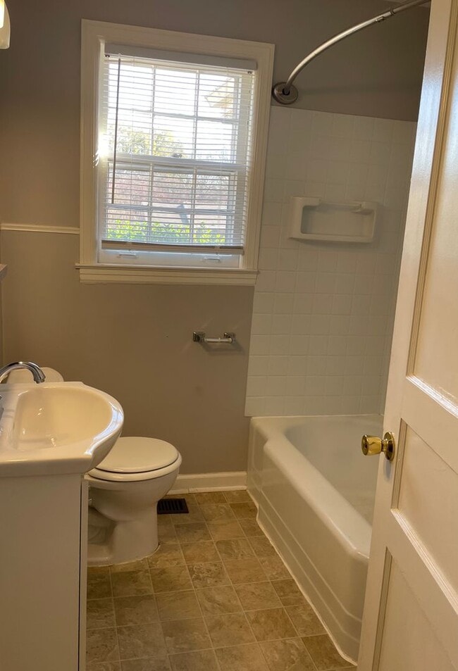 Building Photo - Adorable Donelson Home!