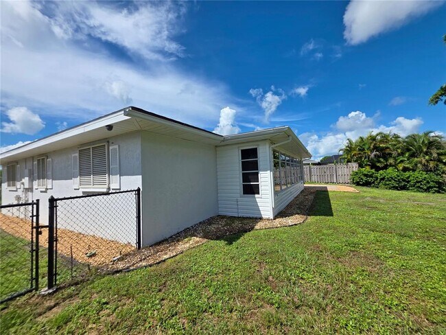 Building Photo - 1379 Cambridge Dr