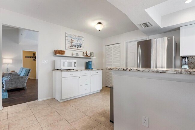 Building Photo - 6552 Waterford Cir