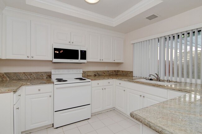 Building Photo - Spacious End-Unit 2 Bed, 2 Bath with Den For Lease in Irvine