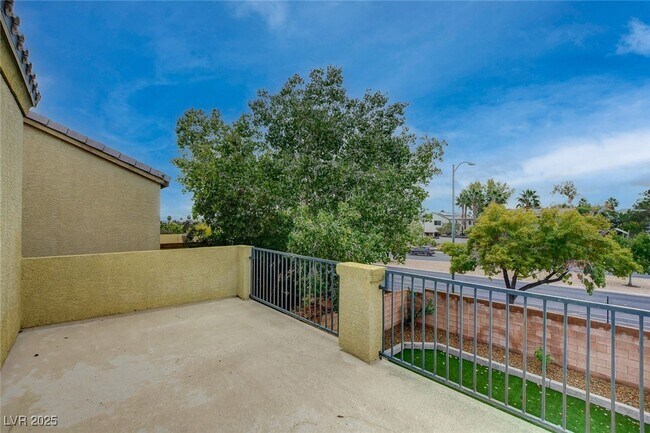 Building Photo - 8125 Chestnut Hollow Ave