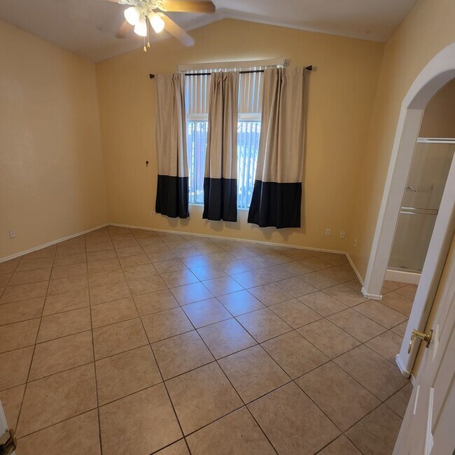 Building Photo - 1382 W Via Rio Blanco