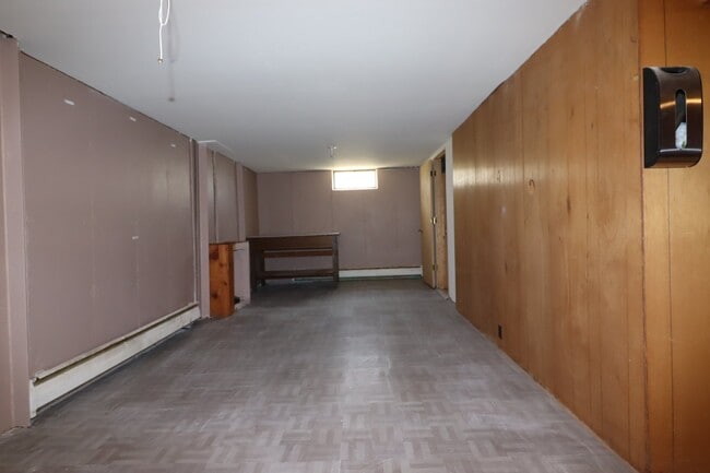 Building Photo - Charming 3 Bedroom Neenah Home with fenced yard