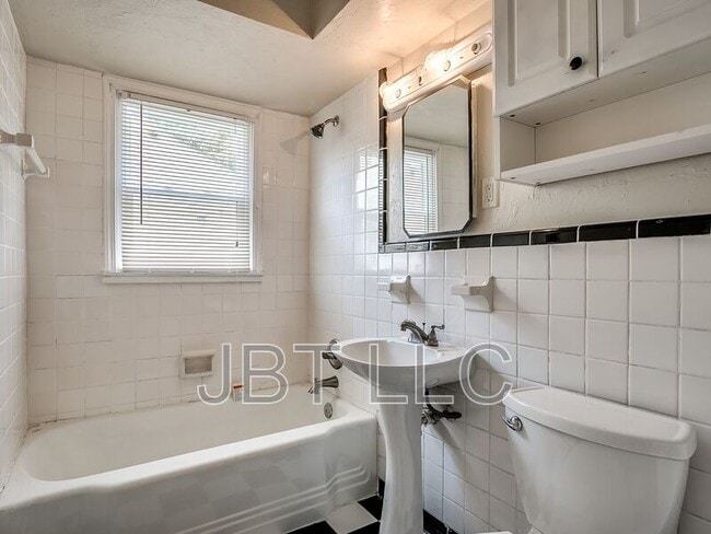 Building Photo - 2132 Andover Ct