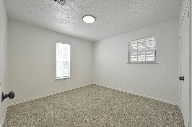 Building Photo - 2525 SE 47th St