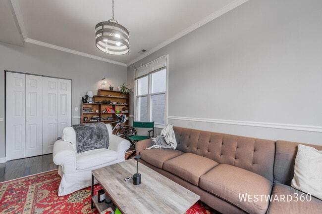 Building Photo - 1733 N Artesian-3