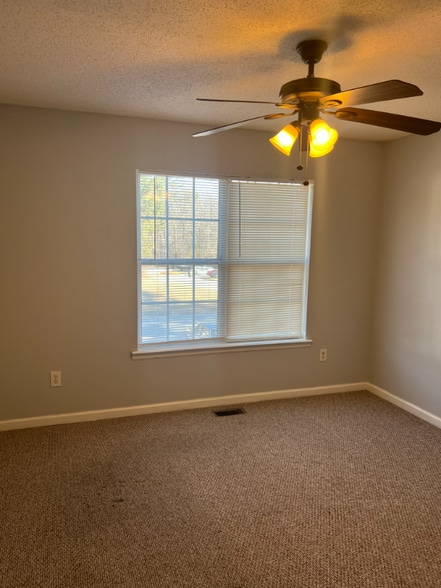 Building Photo - 6585 Carriage Ct