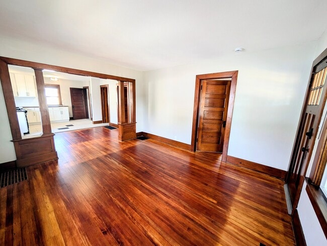 Building Photo - 307 5th Ave E