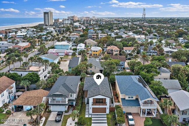 Building Photo - 207 Lora St