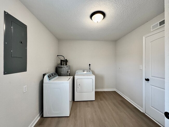 Building Photo - Fully-Renovated Ranch Home Available 03-19-26! Fenced Backyard - Pet Friendly - Washer & Dryer In...