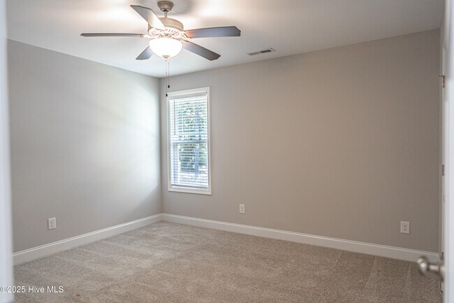 Building Photo - 412 Palisades Dr