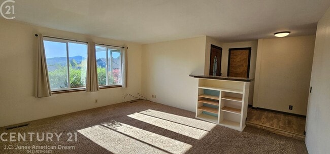 Building Photo - Single Family Home in NE Grants Pass with RV Parking