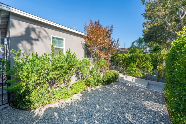 Building Photo - Cozy Home in Culver City!