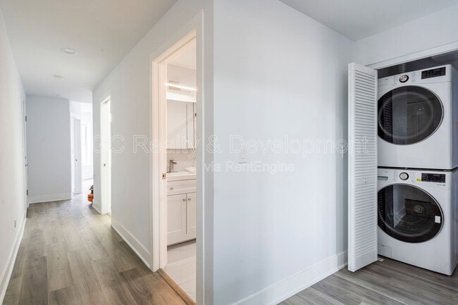 Building Photo - 3744 N Wilton Ave