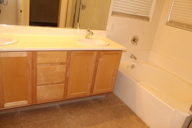 Building Photo - Beautiful 3 bedroom home in Southern Highl...