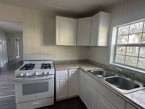 Building Photo - 2 bedroom, 1 bathroom home available in La...
