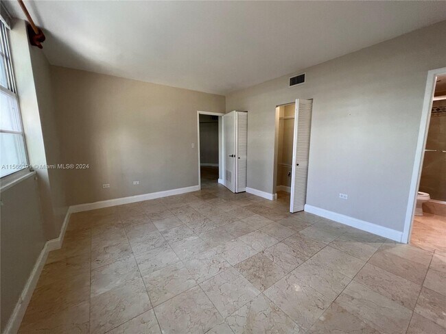 Building Photo - 825 Brickell Bay Dr