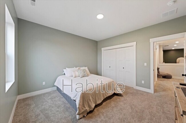 Building Photo - 917 E Bissett St