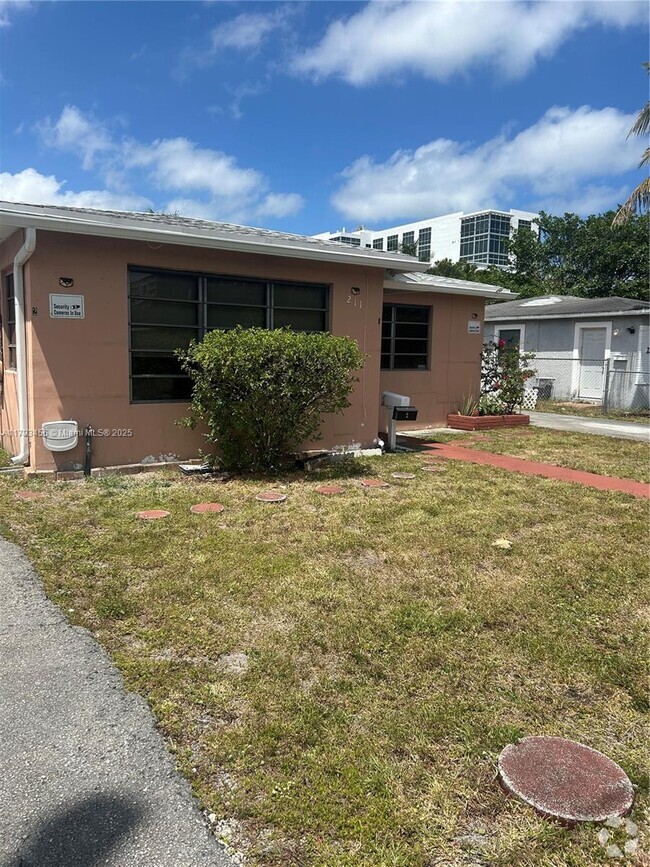 Building Photo - 211 SE 9th Ct
