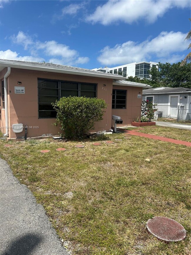 Primary Photo - 211 SE 9th Ct